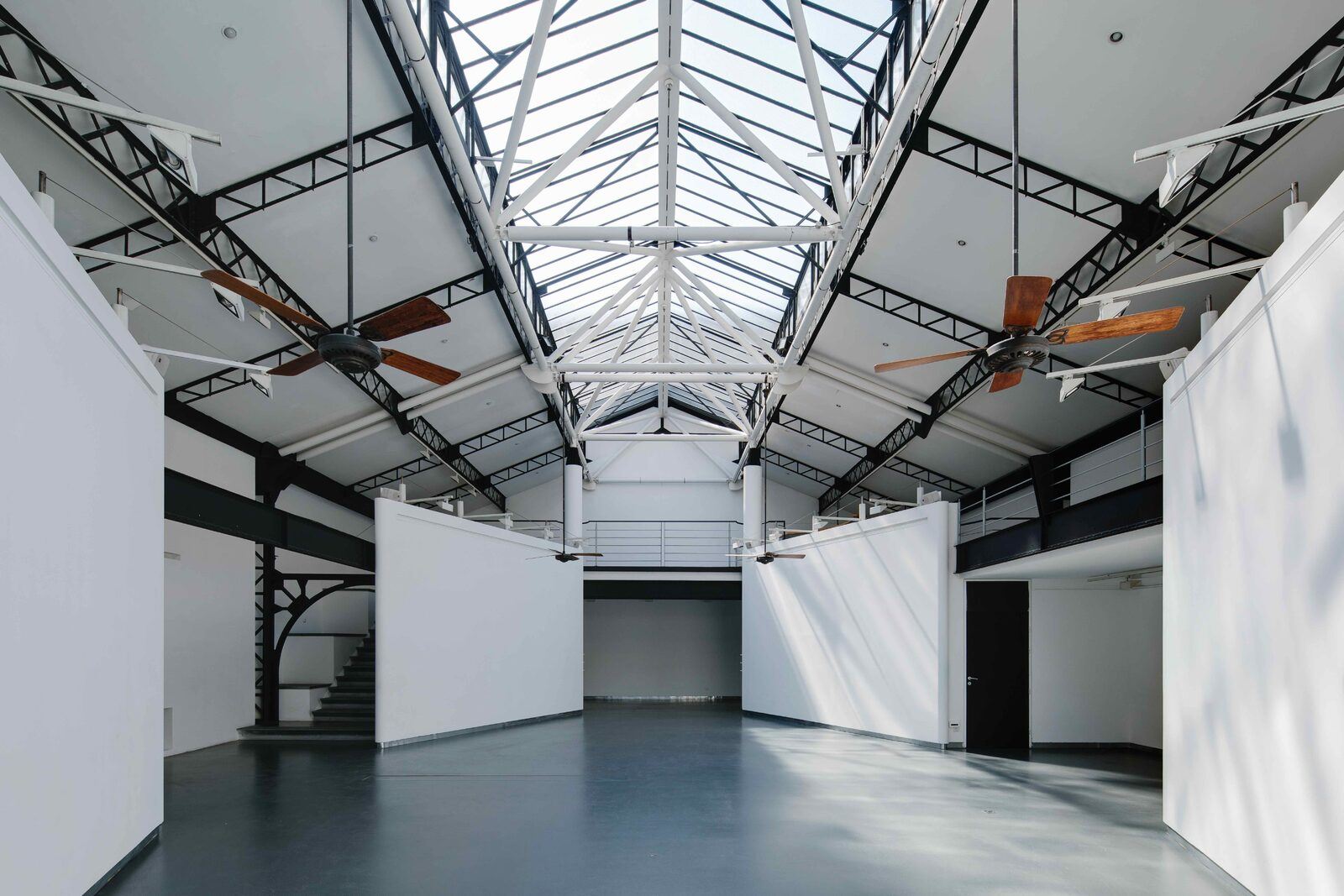 La halle de l'Atelier Basfroi, prête à être scénographiée