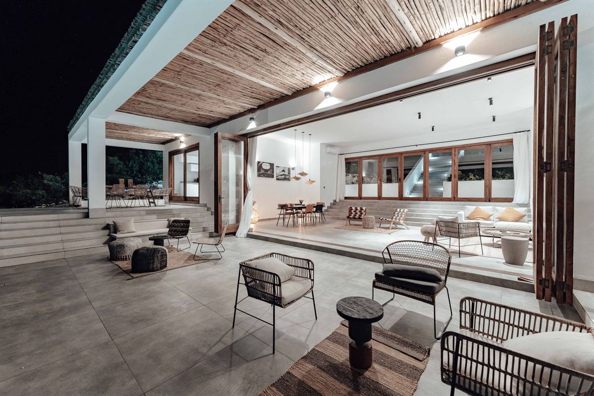 Un lounge éphémère aux assises crème, ouvert sur la nuit